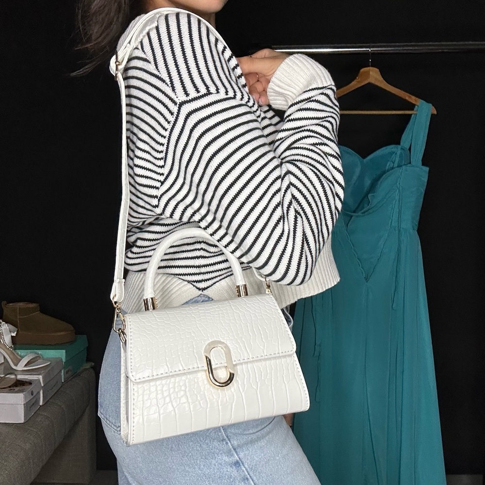 Elegant White Croc-Embossed Handbag - Picture 4 of 8